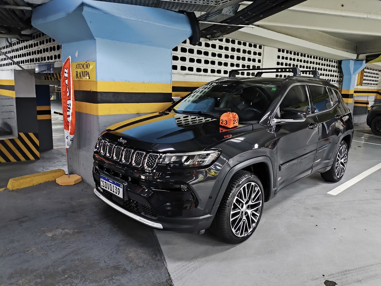Jeep Commander preto após a lavagem
