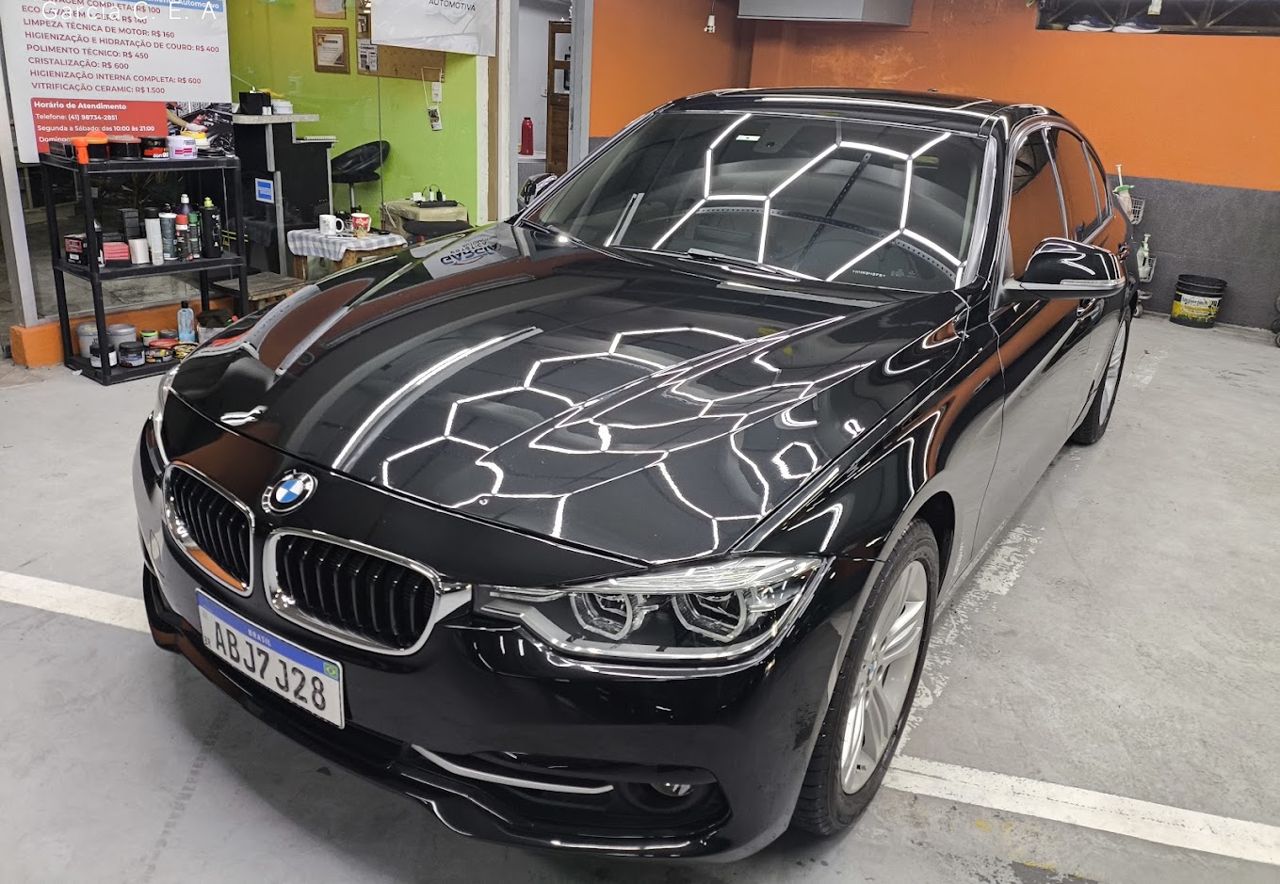 BMW Série 3 preta com a pintura espelhando o teto de LED