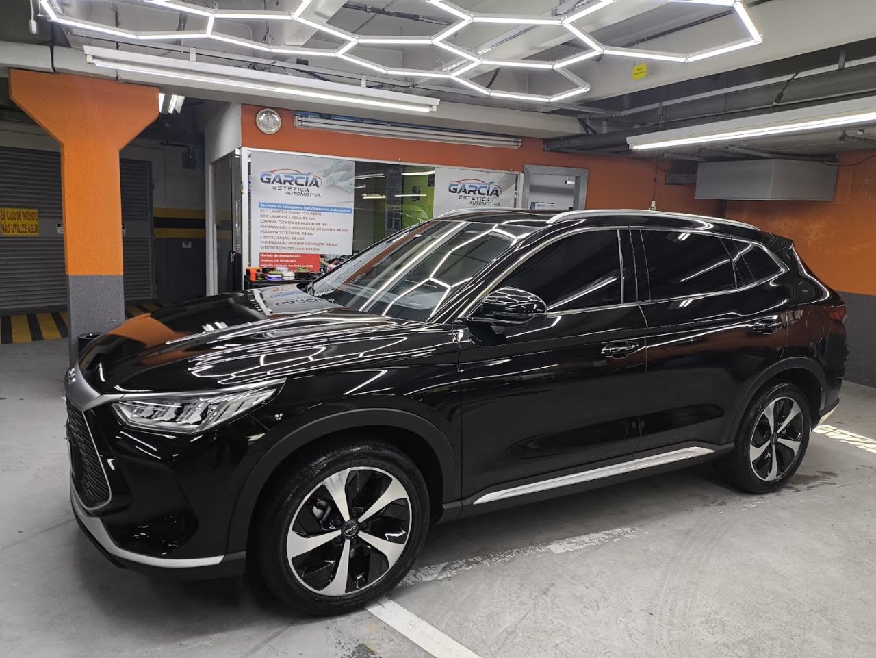 SUV preto com a pintura brilhando na oficina da Garcia