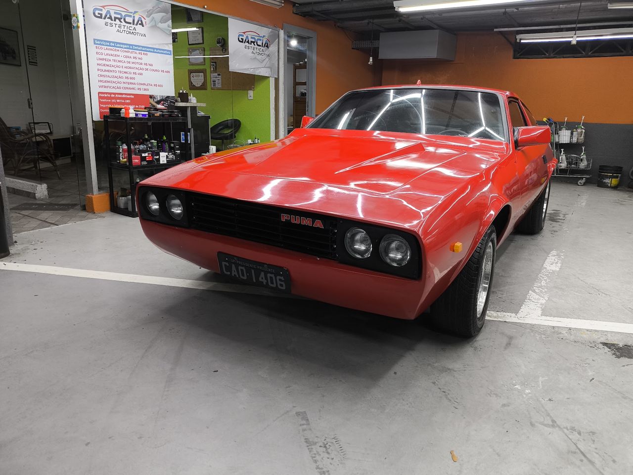 Puma GTB vermelho, clássico, na oficina da Garcia