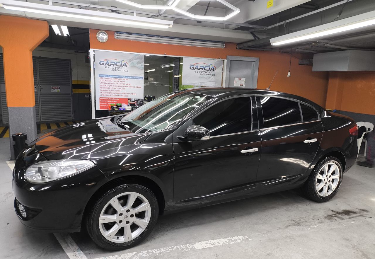 Renault Fluence preto recém-lavado